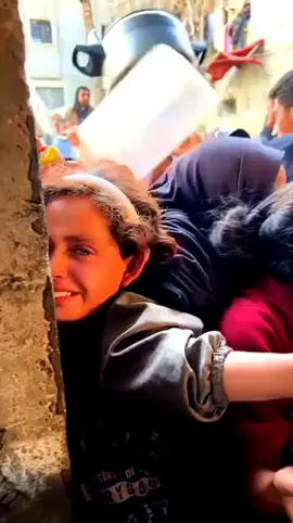 🥀 غزة تجوع.. والعالم يتفرّج! الناس تموت بصمت، والضمير غائب. أي قانون يبرر هذا الجوع؟ أي إنسانية تسمح بهذا الصمت؟ اللهم فرجك على أهل غزة 💔 #غزة_تجوع #ارحموا_من_في_الأرض #أنقذوا_غزة #وين_نروح 
