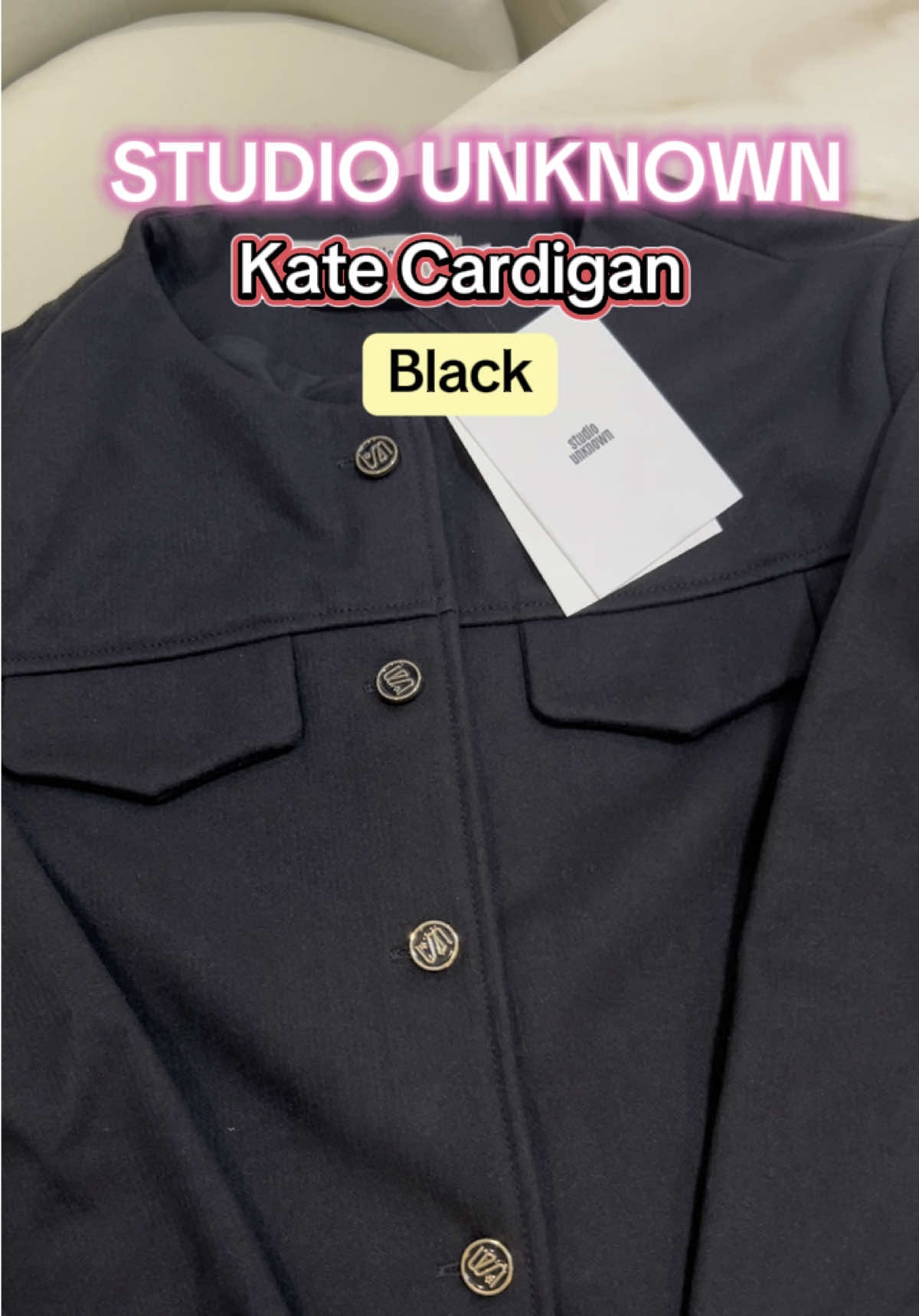 STUDIO UNKNOWN - Kate Cardigan (เพิ่มไซส์ใหญ่ - Size M ) เสื้อคลุม ตกแต่งกระดุม โลโก้ ผ้าวูลผสม ใส่แล้วดูแพงลักชูสุดๆค่า #outfit#OOTD#studiounknown###เสื้อคลุม#คลาสแฟชั่น#TikTokFashion