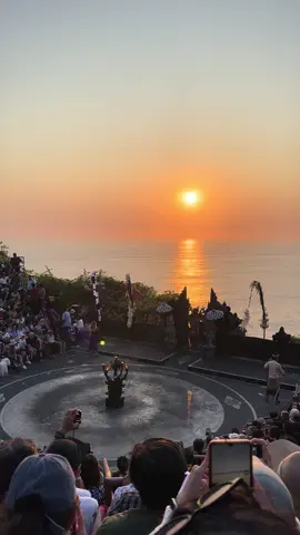 Sejauh ini, tempat nonton kecak paling bagus masih disini. Karna bisa sambil sunsetan! #bali #fyppppppppppppppppppppppp 