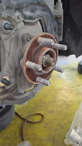 wheel stud installation trick  #automotive #mechanic #usa🇺🇸 #DIY 
