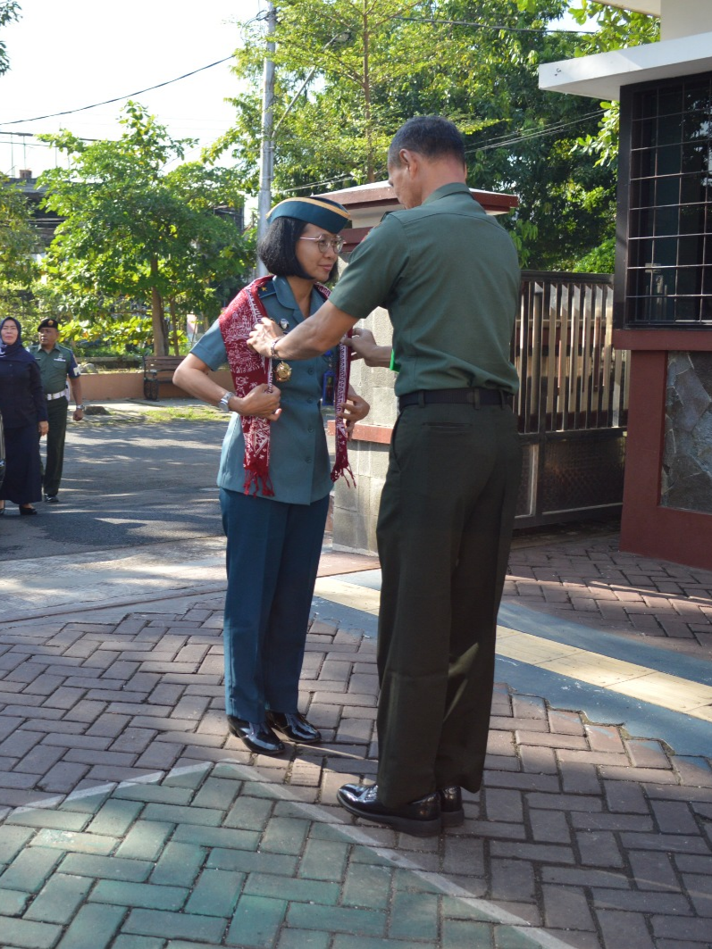 Penyambutan Laksamana Pertama TNI Tuty Kiptiani, S.H., M.H., Kepala Pengadilan Militer Tinggi II Jakarta di Gerbang Integritas oleh Letkol Chk Syawaluddinsyah, S.H., M.H., Kadilmil II-10 Semarang. Dilanjutkan dengan paparan Kadilmil II-10 Semarang Letkol Chk Syawaluddinsyah, S.H., M.H. kepada Kepala Pengadilan Militer Tinggi II Jakarta, Laksma TNI Tuty Kiptiani, S.H., M.H.. Dalam pemaparan tersebut, Kadilmil menyampaikan capaian, tantangan, dan strategi satuan kerja dalam mewujudkan Pengadilan Militer II-10 Semarang yang profesional dan berintegritas.  #SiDoni #DigitalisasiPelayanan #Pengawasan #Kadilmilti