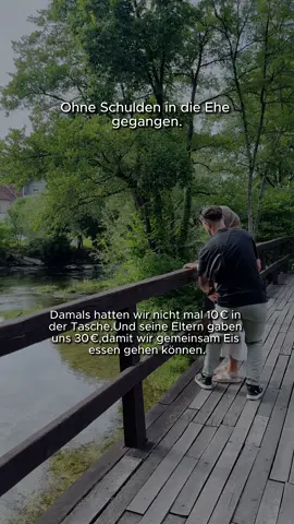 Wie du vielleicht schon weißt: Wir sind seit 16 Jahren zusammen. Und die ersten Jahre unserer Ehe haben wir bei meinen Schwiegereltern gelebt – in Sadins altem Kinderzimmer. Unsere Hochzeitsfeier haben wir damals selbst bezahlt. Mit etwas Hilfe von Sadins Eltern – weil es finanziell einfach nicht anders möglich war. Aber eins war uns klar:  Wir wollten niemals, dass jemand für unsere Ehe Schulden macht. Kein Kredit. Also haben wir die ersten sechs Monate nach unserer Ausbildung unser komplettes Gesellengehalt nicht angerührt. Alles gespart – für die Hochzeit. Und das Geld, das wir nebenbei verdient haben, war das Einzige, was wir für uns selbst zum Ausgeben hatten. Der letzte Sommer vor unserer standesamtlichen Trauung war hart. Draußen war traumhaftes Wetter und wir saßen zuhause. An einem dieser Tage fragte meine Schwiegermutter: „Wieso geht ihr nicht raus? Genießt ein bisschen das Wetter!“ Sadin schwieg erst. Dann, beim zweiten Mal, sagte er ehrlich: „Weil wir gerade kein Geld dafür haben.“ Sie stand wortlos auf, ging ins Nebenzimmer, kam zurück mit 30 € (drei 10€ Scheine) und sagte nur: „So. Jetzt bring deine Frau raus. Geht was trinken. Oder ein Eis essen.“ Diese Szene werden wir niemals vergessen. Sie haben uns nicht alles abgenommen, aber sie haben uns den Raum gegeben, in Ruhe und Schritt für Schritt unser Leben aufzubauen. Heute versuchen wir, ihnen so viel wie möglich zurückzugeben. Denn sie waren der Grund, warum wir durchhalten konnten. Und wir waren bereit, jeden Preis zu zahlen, um irgendwann frei zu sein. 👉 Urteile nie über eine Verpackung, deren Inhalt du nicht kennst. Jeder Mensch trägt seine Baustellen, seine Herausforderungen. Die Frage ist nur: Wie sehr bist du bereit zu verzichten? Wie sehr bist du bereit, an deinen Träumen zu arbeiten?(Gemeinsam) Wir waren damals bei weniger als Null. Aber wir haben nie aufgegeben. Und wir werden es auch niemals tun. 💬 Schreib „Training“ in die Kommentare – und wir schicken dir den Link zu unserem kostenlosen Live-Training. Dort zeigen wir dir, wie unser Weg wirklich war – und wie du deinen gehen kannst.