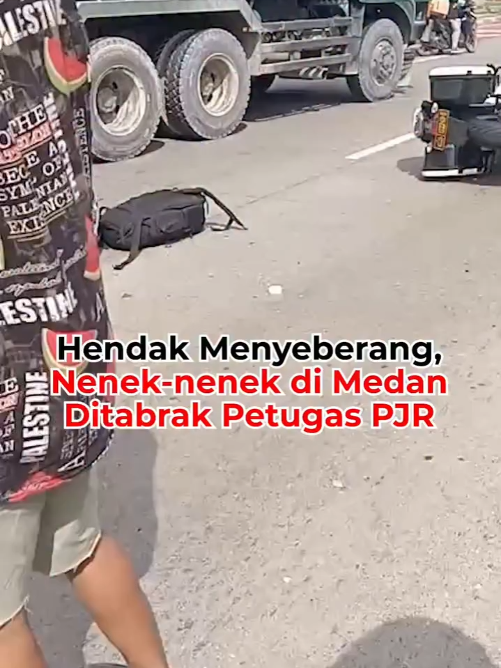 Hendak Menyeberang, Nenek-nenek di Medan Ditabrak Petugas PJR Kecelakaan lalu lintas terjadi antara 2 petugas Patroli Jalan Raya (PJR) Polda Sumut dengan seorang nenek yang hendak menyeberang. Insiden tersebut berada di Jalan SM Raja tepat di depan Rumah Sakit Mitra Medika, Kamis (17/7/2025) siang. Akibatnya, 2 petugas PJR Polda Sumut yang mengendarai motor dinas itu terjatuh. Begitu pula dengan perempuan tua yang mengalami luka cukup parah akibat tertabrak. #IDNTimes #IDNTimesNews #tiktokberita #tiktoknews #IDNTimes_na #IDNTimesSumut