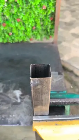 A good trick for joining three square irons at a 90° corner #welder #fabrication 