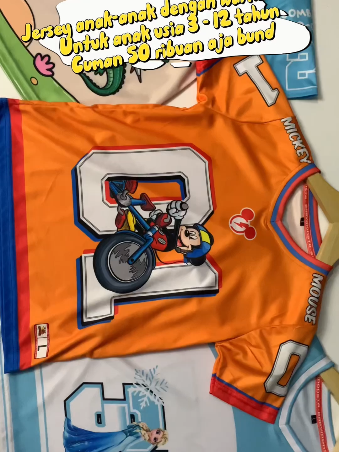 kaos jersey dengan warna cerah untuk si buah hati nih bunda #mickeymouse #bombardilocrocodilo #jerseyanak #kaoskartun #kaosanak