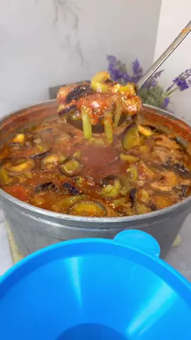 🔥 Вкусная закуска из баклажанов, которую сметают первой! 🍆🔥 Если вы искали идеальный рецепт на зиму или просто к ужину — он перед вами! Ароматная, пикантная, с насыщенным вкусом — эта закуска из баклажанов покорит даже тех, кто думал, что не любит овощи 😏 В моём телеграмм канале ещё больше рецептов и другого контента, ссылка в шапке профиля. Или наберите в поиске телеграмм: Алёнка Краснодар  Подписывайтесь и будем готовить вместе👩‍🍳 🥄 Ингредиенты:  • Баклажаны – 2 кг  • Помидоры – 3 кг  • Болгарский перец – 1,5 кг  • Острый перец – по вкусу  • Чеснок – 2 головки  • Растительное масло – 100 мл  • Уксус 9% – 130 мл  • Сахар – 150 г  • Соль крупная – 2 ст. л.  (Соль, сахар и остроту можно и нужно подстроить под себя!) 💬 А теперь скажите: вы бы подали такую закуску как самостоятельное блюдо или как дополнение к мясу? Пишите в комментариях, как вы бы её подали — и с чем сочетали бы лучше всего!👇 #рецепт 