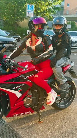❤️🏍️✌️🫶🍒👸🥰💯🦸‍♀️ Hold me tight@Motorrad  #bikergirl #biketok #bikelife #foryou #fyp #zicherrymoto #tranding #summervibes #ride #cbr #bikelover #WeekendVibes #backpack