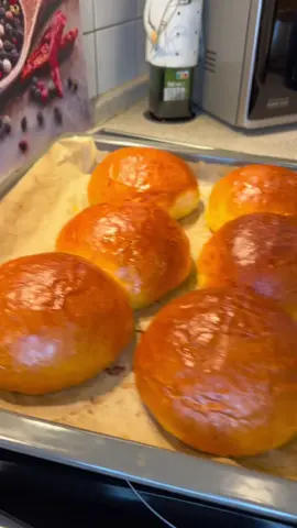 Brioche Burger Buns wie vom Bäcker.  • Rezept: - 140ml Milch - 320g Mehl (Typ 405) - 30g Zucker - 1 TL Vanilleextrakt  - 1 Ei + 1 Eigelb - 50g zimmerwarme Butter - 9g Salz - 20g frische Hefe oder 7g Trockenhefe 1. Die Hefe in der lauwarmen Milch auflösen und ca. 10 Minuten stehen lassen. 2. Mehl, Zucker, Salz und Vanilleextrakt in einer Schüssel mischen. 3. Das Hefegemisch dazugeben und grob verrühren. 4. Ei + Eigelb dazugeben und alles zu einem glatten Teig verkneten. 5. Nach und nach die Butter einarbeiten und mindestens 10 Minuten weiterkneten. 6. Den Teig zu einer Kugel formen, abdecken und 90 Minuten an einem warmen Ort gehen lassen. 7. Teig in 6 Stücke à ca. 100 g teilen und zu glatten Kugeln formen. 8. Auf ein Backblech mit Backpapier setzen, abdecken und nochmal 90 Minuten gehen lassen. 9. Teiglinge mit einer Eier-Milch-Mischung bestreichen. 10. Im vorgeheizten Ofen bei 180 °C Ober-/Unterhitze ca. 15–18 Minuten backen (je nach Ofen). Haltet die Backfarbe im Auge.  11. Nach dem Backen direkt großzügig mit geschmolzener Butter bestreichen. 12. Hinterher deckt ihr  das Blech mit einem Laken für 20 Minuten zu, sodass der Dampf nochmal in die Brötchen eindringt und er weicher wird. Guten Appetit.