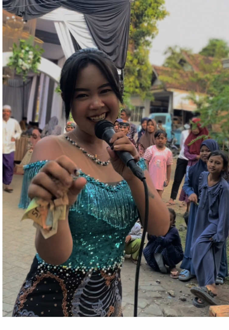 Membalas @Gema Cahaya Syurga ta spil lagi yang asik2 kk😍🤩 @sheliamarchellina @MasyitaDewi🍫 @Nurilmjdh #fyp #dslr #trending #mayoretcantik #lewatberanda 