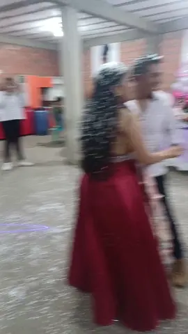 mi hermanito tan orgulloso de su esposa 