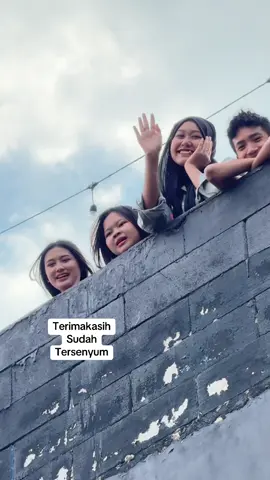 Senyumannya nyampe kabupaten mana nih