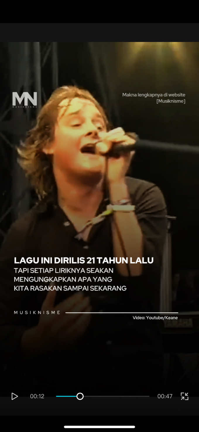 Di permukaan, lagu ini terdengar seperti curahan hati seseorang yang tidak bisa mengikuti ritme perubahan orang-orang di sekelilingnya. Tapi semakin dalam kita resapi, Everybody’s Changing menjadi refleksi tentang kehilangan arah, tentang rasa frustrasi saat dunia terus berubah, dan kita tidak bisa ikut bergerak secepat itu. Lagu ini pertama kali dirilis pada tahun 2004. Sudah lebih dari dua dekade berlalu, tapi Everybody’s Changing dari Keane masih terasa relevan, mungkin bahkan lebih dari sebelumnya. Lirik “Try to stay awake and remember my name” bisa diartikan sebagai usaha bertahan di tengah tekanan agar tidak kehilangan identitas diri sendiri ketika semua di sekeliling kita berubah. Sudah 21 Tahun sejak lagu ini dirilis, tapi justru kini mungkin makin terasa. Di tengah derasnya media sosial, tekanan untuk “sukses di usia muda,” dan tuntutan agar kita selalu tahu arah hidup, lagu ini hadir untuk menenangkan kita semua yang merasakan hal itu. Dan mungkin, di balik semua perubahan itu, kita cuma ingin satu hal: waktu untuk benar-benar memahami siapa diri kita sebenarnya. So, Gimana menurut kalian? #musiknisme #keane #everybodyschanging #2000s 