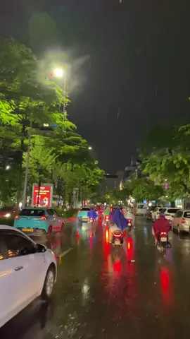 Anh nhận ra, anh nhớ em rất nhiều sau một ngày dài mệt mỏi.Anh không than cũng chẳng khóc. Chỉ là anh luôn lẩm bẩm, ước gì có em ở đây.”#hanoi #langthangđườngphố #mua #thattinh #nhachaymoingay #xuhuong #xuhuongtiktok 