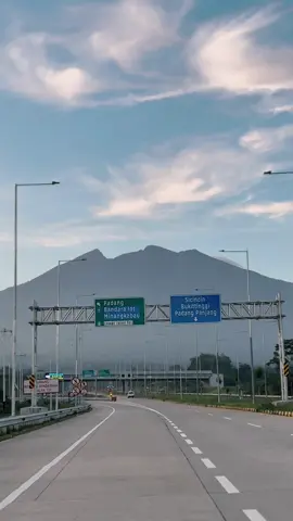 Ternyata pemandangan tol Padang - Sicincin seindah itu ya 😍 #tolpadangsicincin #westsumatra #sumbarrancak #tol #hki 