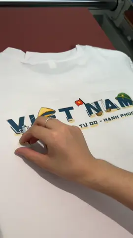 Yê nước không phải là trend, mà điều đó nằm ở trong gen chúng mình 🇻🇳🫶🫶🫶. Khoác lên chiếc áo yêu nước lòng đầy tự hào #intheoyeucau #fypシ #aononla #aoyeunuoc #hochiminh #vietnam #dapper_studio #áophong #duyetbinh 