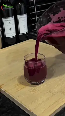 Karaciğeri Temizleyen Doğal Kür (3 Günde Etkili) Malzemeler: 1 adet kırmızı pancar 1 adet havuç 1 parça taze zencefil (yaklaşık 2-3 cm) 1 adet limonun suyu 4-5 dal taze maydanoz 300 ml içme suyu Yapılışı: 1. Pancar ve havucu soyup küçük parçalara doğrayın. 2. Zencefili soyup dilimleyin. 3. Limonun suyunu sıkın. 4. Tüm malzemeleri blendera alın. 5. Üzerine 300 ml su ekleyin ve pürüzsüz hale gelene kadar karıştırın. 6. Karışımı süzgeçle süzün. 7. Hazırladığınız kürü sabah aç karnına ve akşam yatmadan önce için. Not: Taze olarak hazırlanıp tüketilmesi önerilir. #tarif #diyet #trending #trend 