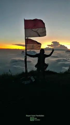 Pernah nggak kamu punya momen sunset digunung, coba ceritain digunung mana dan siapa yang bareng kamu waktu itu?? Kalau minca si waktu kemaren TPI SENDIRIII 📲Super Apps pendakian @TiketPendakian  #gunungbuthak #pendaki #tiketpendakian #buthak_2868_mpdl #gunung #jawatimur #pesonaindonesia #hutan #awan #xybca #gunungindonesia #eksplorependaki #mountain #pemandanganalam #buthak #mountaindate #fyp #sunset #pemandanganalam #launtanawan #jawatimur #buthakmountain 