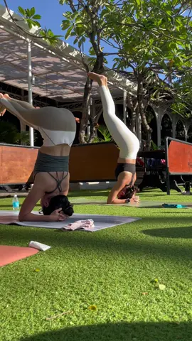 on the mat sunkissed and refreshed🌞🍃 #yogatok #vinyasa #vinyasaflow 