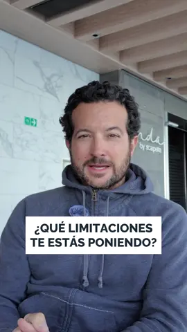 ¿Qué lograrías si nadie te hubiera dicho que tienes límites? La historia de Cliff Young nos recuerda que muchas de nuestras barreras son mentales. En 1983, este granjero australiano ganó una ultramaratón de 875 km… sin entrenamiento profesional, sin saber que se podía descansar. Mientras otros dormían, él seguía. Lo venció todo con constancia, sencillez y una fe brutal. ¿Y tú? ¿Qué podrías alcanzar si dejaras de obedecer las “reglas” que otros impusieron?