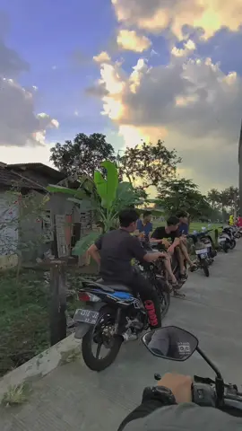 Spot nyore terbaru nya anak Salatiga dan sekitarnya #fyp #fypシ゚viral #fypage #salatiga #salatiga24jam #aslisalatiga #gedangan #sraten #sratensalatiga  #kabupatensemarang  #viral #trending #nyore #spotsunset #sunset  #dennycaknan #kawitaningsinawang #CapCut 