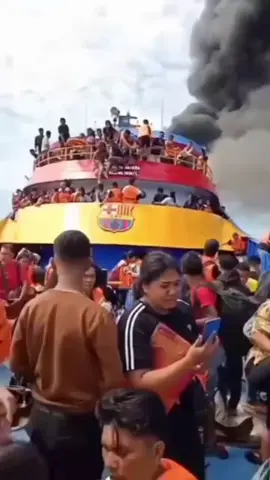 KM Barcelona Terbakar di Perairan Pulau Taliase, Penumpang Lompat ke Laut Kapal Motor (KM) Barcelona 5 dilaporkan terbakar di Pulau Taliase, Minahasa Utara, Sulawesi Utara (Sulut). Sejumlah penumpang yang panik memutuskan melompat ke laut. 