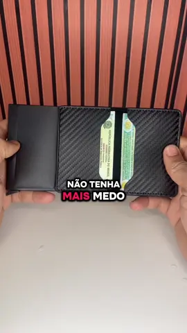 Evite golpes de pagamento por aproximação, não tenha mais medo de sacar seus cartões na rua. Esta incrível carteira, seus cartões estarão protegidos do pagamento por aproximação, graças ao recepiente da carteira RFID capaz de armazenar até 6 cartões juntos, e ainda conta com uma alavanca para ejetar os cartões.