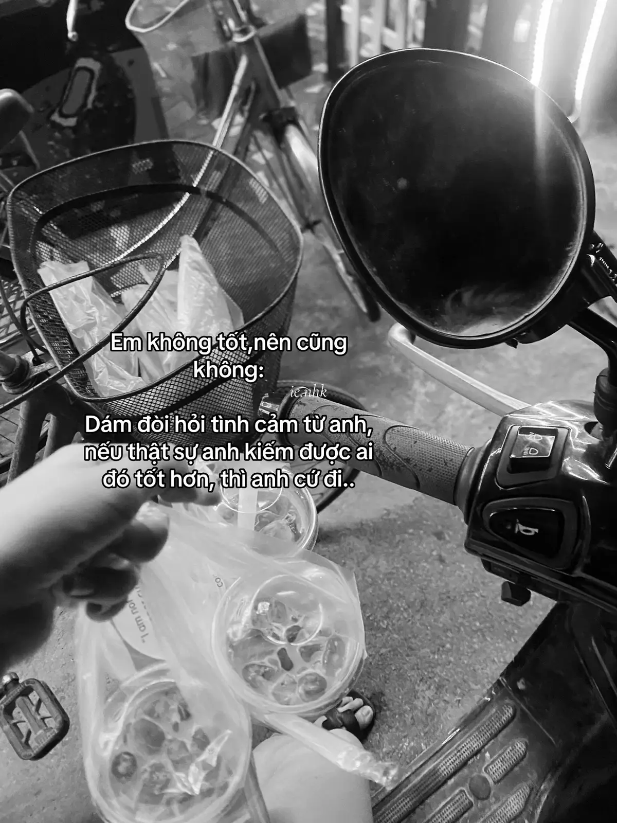Em không tốt, nên cũng không: dám đòi hỏi tình cảm từ anh, nếu thật sự anh kiếm được ai đó tốt hơn, thì anh cứ đi..