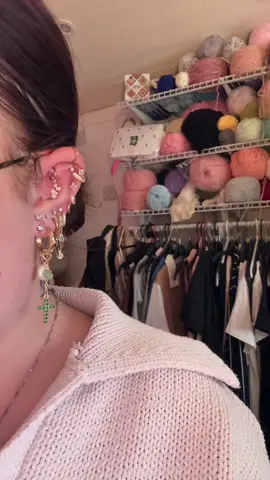 #earstack #earpiercings #piercinginspo #earstackideas #piercingideas #piercings #piercinglovers #stackedlobes #stackedlobepiercing #conchpiercing #rookpiercing #industrial #industrialpiercing #traguspiercing #midhelixpiercing #earrings #gold #hiddenhelix 