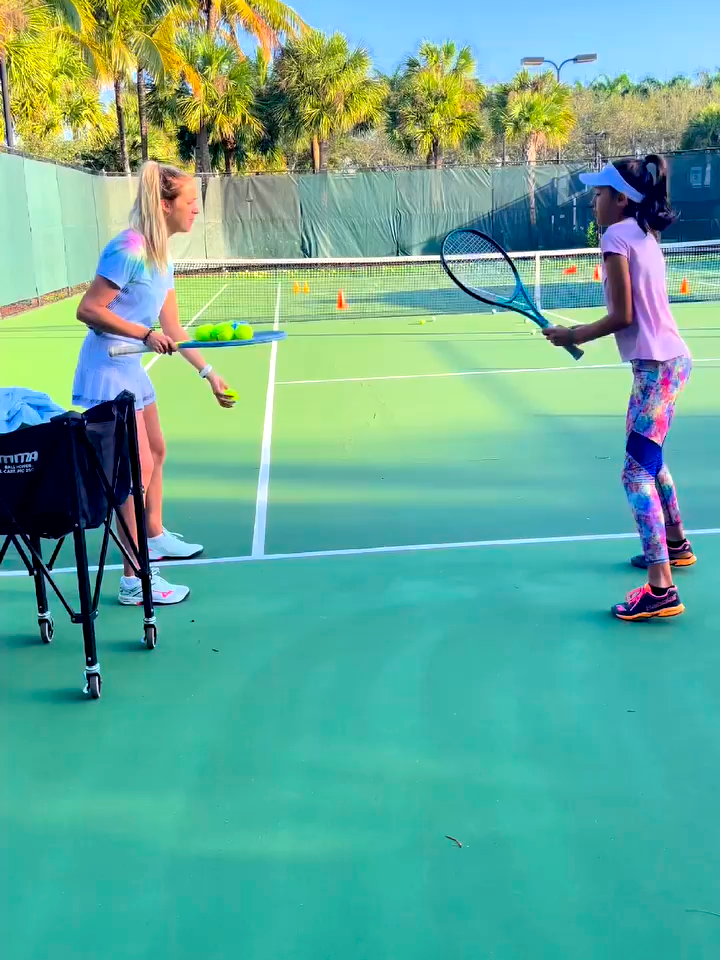 This is a drilli really like to use to feel the use of your left wrist on the backhand (for right handed). It is even batter to feed balls and move forward with the player.🥎 #tenniscoach #tennistraining #tennispractice #tennislessons #tennis