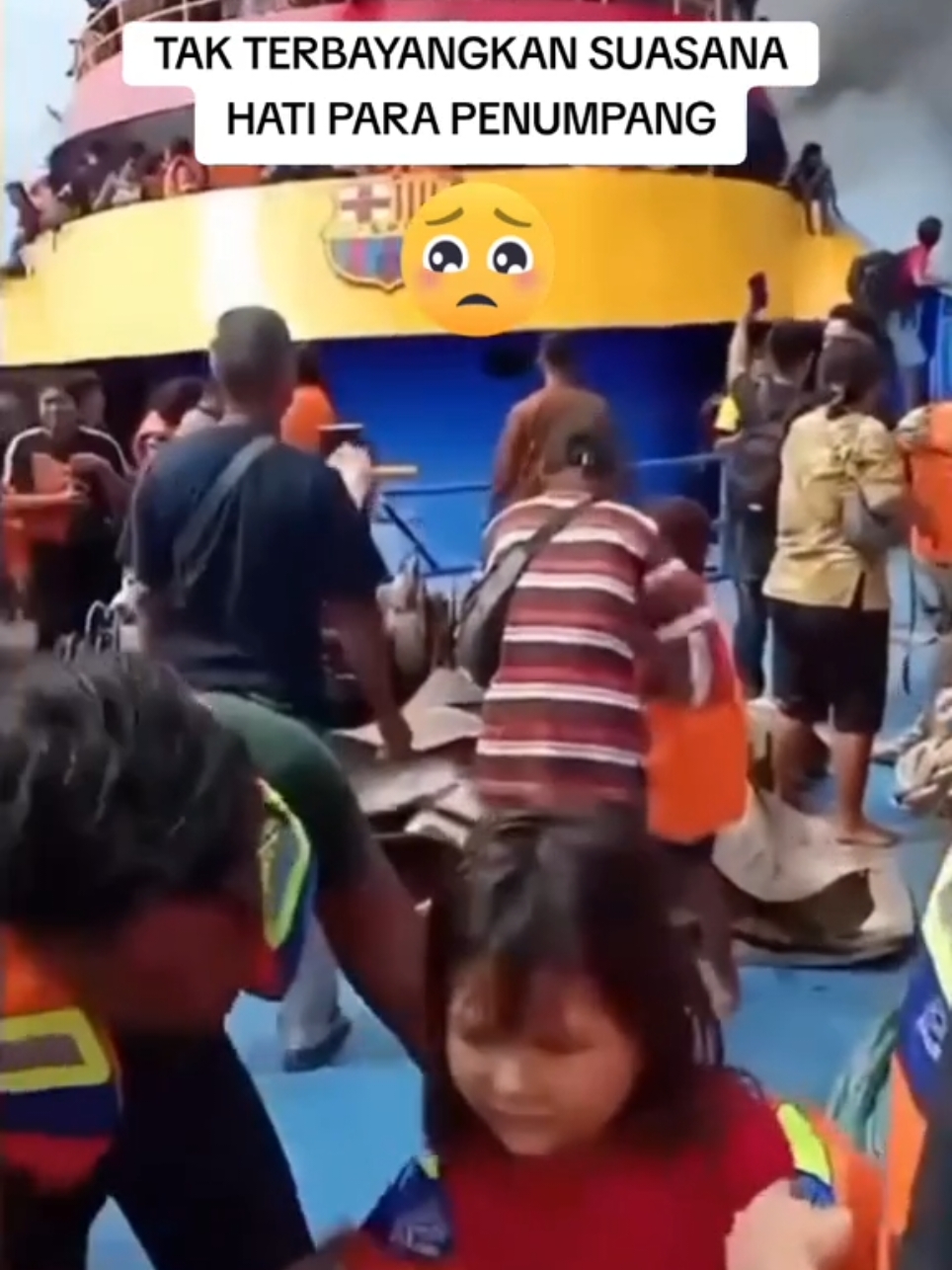 TRAGEDI KM BARCELONA 5 Suasana para penumpang di atas kapal mengenakan pakaian keselamatan saat KM Barcelona 5 yang sedang berlayar dari Talaud menuju Manado terbakar pada Minggu (20/07/2025). #kapal #viral #bencana #indonesia #sulut #sulut_manado #safety #doa 