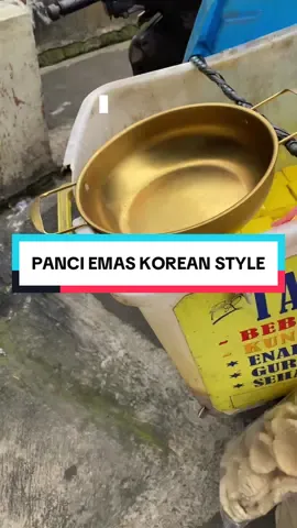 Masak mie makin berasa di drama Korea pakai panci emas Korea style ini! Ringan, cepat panas, dan tampilannya estetik banget. Cocok buat anak kos, pecinta K-drama, atau yang suka konten masak ala Korea! 🍜✨🇰🇷 #PanciEmasKorea #KoreanStyleCookware #MasakAlaKdrama #PanciEstetik #AlatMasakViral #KdramaVibes #PanciLucu #TikTokAffiliate #MieTime #MasakKekinian