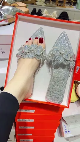 Không có 1 đôi bling bling này thì hơi phí 🤗
