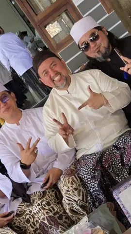 rumus kakek saya tentang manusia. jika ia lebih banyak diridloi/diterima manusia . maka yg demikian itu tanda diridloi oleh alloh ta'alla dan jika alloh menjaga seseorang  ( dimampukan dalam ketoa'atan maupun kesunnahan dan dan dijauhkan dari bermaksiat ) maka ia akan terjaga pula  dalam masalah2 kemanusiannya.