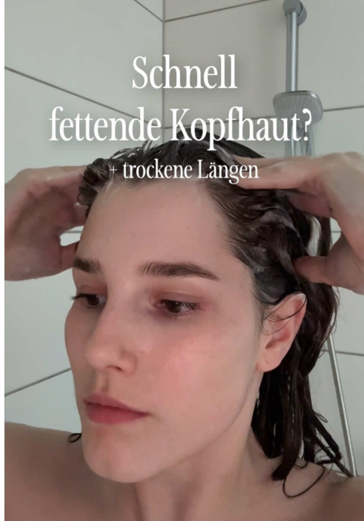 Anzeige / Du hast eine schnell fettende Kopfhaut? Die Produkte aus der Elvital Hydra Hyaluronic Pure Reihe von @L’Oréal Paris, können dir helfen, deine Talgproduktion zu regulieren! 🔗 #lorealparishaircare #hydrapure #hydrahyaluronic #pureme • Meine Tipps: - Peelt regelmäßig die Kopfhaut  - Achtet beim Shampoo auf eine durchsichtige Konsistenz - Conditioner niemals weglassen + integriert alle 1-2 Wochen eine Maske, nutzt täglich ein Leave-In Pflege für geschmeidige, flexible Haare  - Trinkt ausreichend Wasser! Eine trockene Kopfhaut kann mehr Talg produzieren  - Reinigt wöchentlich eure Kämme & Bürsten, hier sammelt sich viel Talg und Ablagerungen an, die die Kopfhaut beeinflussen können. - Wechselt wöchentlich euren Kopfkissenbezug, auch hier sammeln sich viele Ablagerungen, die frisch gewaschene Haare beeinflussen können.