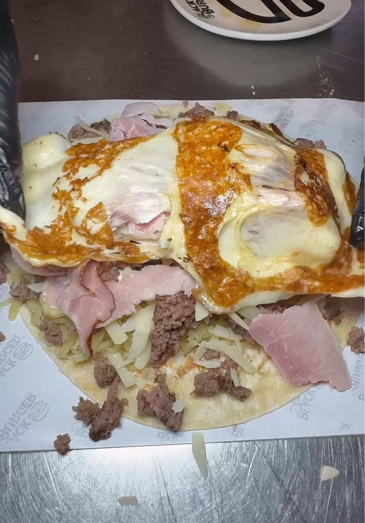 Patate arrosto schiacciate, maionese, hamburger sbriciolato, scaglie di grana, prosciutto cotto artigianale e provola di Agggerola affumicata 😋 La nostra piadina Fiocco in tutto il suo splendore 😍 A stasera amici 🐷❤️ #blackburger #piadina #tortilla #burrito #fiocco #prosciutto #prosciuttocotto #patate #maionese #provola #eatfoodporn #madonnacomegodo #frattamaggiore #Napoli  