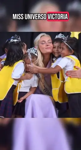 Miss Universo Victoria Kjær rompió el protocolo durante su visita a Santa Catarina Pinula, Guatemala al abrazar a una señora que lloraba de emoción al verla y también a una pequeña niña. El momento fue tan emotivo que la cuenta oficial de Miss Universo compartió el video junto al mensaje: 