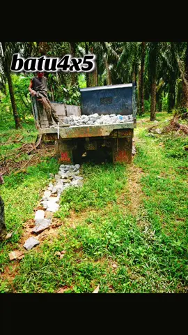 kerja² menyusun batu di dalam lubang dalam.. kali ini mengunakan batu 4x5.. guna menual yakkk.  @_@ #lori3tan #jektarik #fypシ゚viral #abgmencuba😅😂😂 #feldakemasul #feldachemomoi #simpangpelangai 