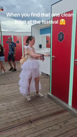 When you find that one clean toilet at the festival 🤗🤗🤗 #festivallife #Parookaville #raverproblems 