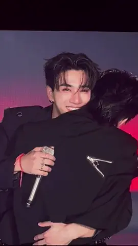 กอดเอวแน่น คางซบไหล่ หมุนตัวหากล้อง แล้วจบด้วยทำสายตาขิงสุดๆ @PERTHPPE #PerthSantaFanconD2 #perthsanta #เพิร์ธแซนต้า #เพิร์ธธนพนธ์ #แซนต้าพงศภัค 