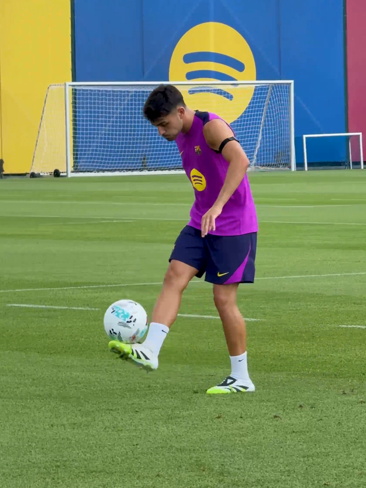 That first touch is unreal. 🤯 #fcbarcelona #barçaontiktok #barcelona #DeportesEnTikTok #Pedri