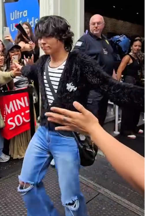 Yesterday, I got to see #WOOSUNG at the Samsung Galaxy Meet and Greet in New York! The way this man flew back to New York the one day in between tour stops that he had free to come meet us, I can’t 😭! Until next time @WOOSUNG 🥰 …. . . . .#TheRose #KimWoosung #Sammy #TheRoseWoosung #kpop #korean #fyp #fypシ #first #foryou #foryoupage #fypシ゚viral #fypage #cute #samsung #meetandgreet 