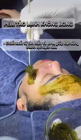 Mask tảo Christina 4A Herbal Peel - Dạng tẩy da chết sạch sâu peel da loại bỏ mụn cám đầu đen🌿🌿Những làn da dày sừng , sần sùi , mụn ẩn nhiều thì không nên bỏ qua sản phẩm 4A HERBAL PEEL của nhà CHRISTINA này ➡️ Cơ chế hoạt động Với sự kết hợp giữa thảo dược và hàm lượng BHA nổi tiếng trong việc hỗ trợ các ca tăng tiết dầu và bít tắc lỗ chân lông.- Tẩy tế bào chết giúp loại bỏ hoàn toàn lớp tế bào sừng bị biệt hoá lâu ngày trên da, tạo độ láng mịn tức thì căng bóng.- Nhờ có hoạt chất BHA giúp hoà tan dầu , giải phóng bít tắc sâu lỗ chân lông. Giảm việc mụn đầu đen , sợi bã nhờn , thu nhỏ lỗ chân lông.- Herb Peel kích thích việc thay da mới , kích thích tuần hoàn lưu thông các mạch máu dưới da.Cảm giác the mát lạnh khi dùng sản phẩm sẽ cảm thấy thoải mái vô cùng. Herbal Peel có khả năng ngăn chặn việc hình thành mụn đối với nền da dễ nổi mụn.#mask #christina #peel #mụn #taydachet 