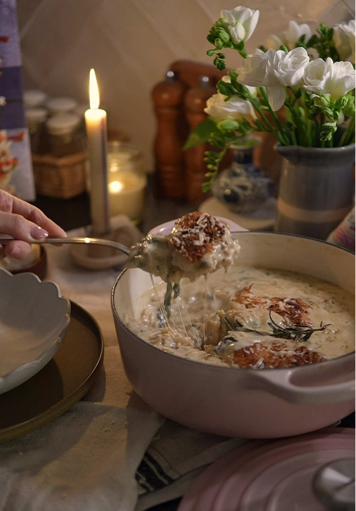 تتفقوا انه طبخ البيت > طبخ المطاعم ؟ 👩🏻‍🍳🤝🏻🎀♥️   أورزو الدجاج بالكريمة 🤍🤤 من الوصفات الراااائعة الي تعطيكم احساس اكل المطاعم المرتبه 🤝🏻💃🏻  #وصفاتي #وصفات_سهله #وصفات_ساره_هاشم #فلوقات_تيك_توك #فلوقات_ساره_هاشم    