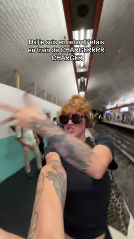 Envoyez moi vos vidéos où vous vous ambiancez dans les transports!!!! #fyp #charger #triangledesbermudes #metro #garedunord #stardumetro #tiktokfrance #paris 