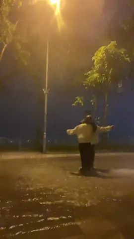 @🐻  Hồi đó tắm mưa lãng mẹn quá he🤣