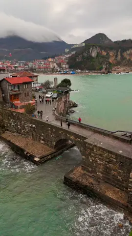 Amasra evlerinde yaşamak ister miydiniz❤️ Evlerin güzelliğine bakar mısınız🥰 Daha fazla keşif için @hasanugun_official takip edin🫶 Fatih’in, ‘Dünyanın gözü’ dediği yer: Amasra Kemere Köprüsü😍 Fatih Sultan Mehmet’in gördüğünde “Lala, Lala, Çeşm-i Cihan (dünyanın gözü) bu mu ola?” diyerek hayran olduğu Amasra, patika yolları, tarih kokan sokakları ve mağaralarıyla hafta sonu için oldukça ideal bir yöre😎 📍Bartın Amasra Kemere Köprüsü 🎥@hasanugun_official 🎶lazikom_ Bartın iline bağlı olan Amasra, bir sahil kasabasıdır😇 Amasra, Karadeniz’in incisi olarak tanınır. Doyumsuz bir doğa güzelliği ve geçmişi yaşayan tarihi kalıntıları ile adeta bir cennettir🏛️Amasra’nın en önemli tarihi yapılarından biri de Kemere Köprüsü’dür😍Kemere Köprüsü, Amasra Kalesi’nin yarımadası ile Boztepe Adası’nda bulunan iki kısmını birbirine bağlayan bir köprüdür. #bartın #drone #keşfetteyim #karadeniz #gezgin #turkey #view