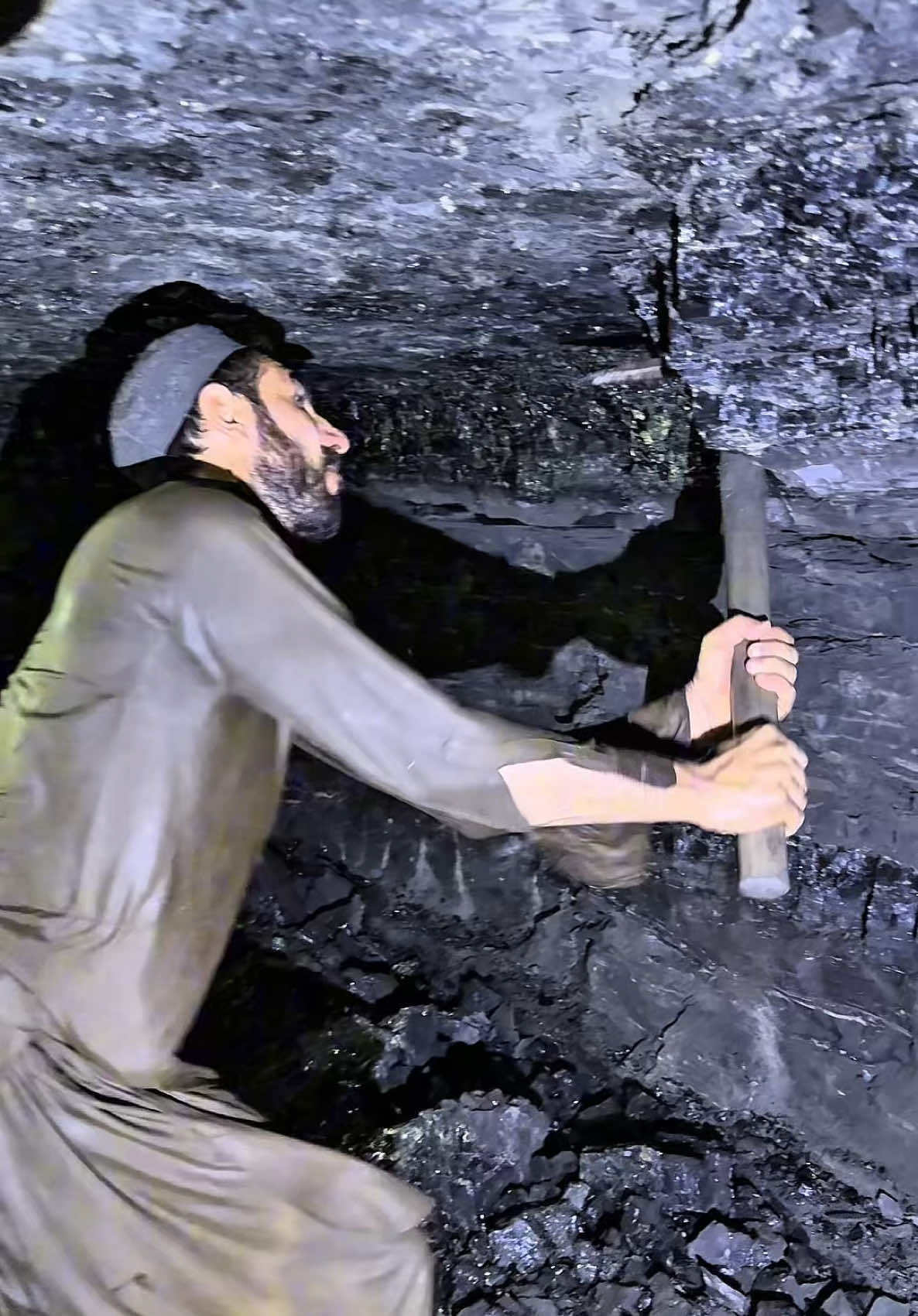 Blackdiamond mining underground 5000feet in mining cave #blackdiamond #Minecraft #mining #treasurehunt #diamondmining #digging #hiddentreasure #undergroundgold #junglemining #usa🇺🇸 