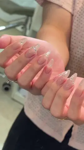 Ôi mê cái mùa cưới này quá, ngày nào cũng được làm móng cô dâu, nguyện seeding cho sự bling bling này mãi mãiiii 🥹 #nails #nailmatmeo #nailtrangguong #nailsgiare #nailhcm #nailsg #nailquan12 #quan12 #lamdep #thichlamdep #beauty #nailxinh #CapCut 