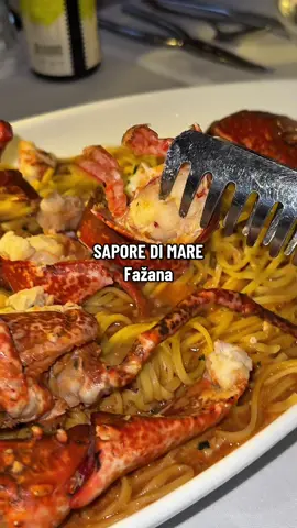Sapore di mare, Fažana Na obali Fažane, tik uz tihe talase i poglede ka Brijunima, nalazi se Sapore di Mare — restoran koji ne pokušava da impresionira dekorom, nego tanjirom. Ali ovo nije još jedan “seafood place uz rivu”. Ovo je režirana večera u više činova: teška artiljerija na početku, sirova preciznost na kraju. U jednom trenutku jedeš brancina iz soli kao da si na gala večeri, u sledećem — sirovog, čistog, bez šminke, serviranog s poštovanjem. Sapore di Mare je onaj tip mesta u koji kad sedneš, pogledaš more i prvi zalogaj udari — znaš da ćeš ga pamtiti dugo nakon što tajekt za Brijune nestane u daljini.