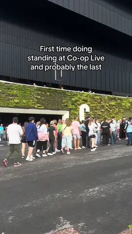 Billie comes on in 30 mins #billieeilish #cooplive #manchester #queues 